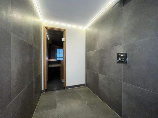 Sauna mit Schwalldusche Erdgeschoss
