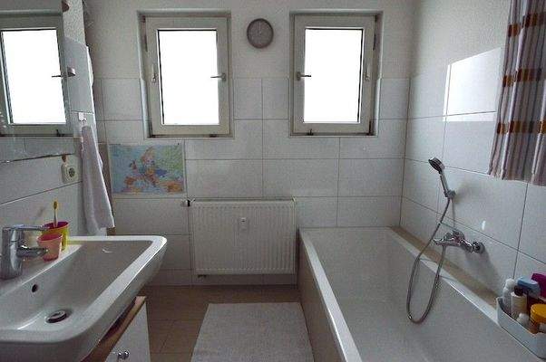 Obergeschoss-Tageslichtbad mit Badewanne