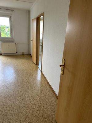 Leere Wohnung mit Türen