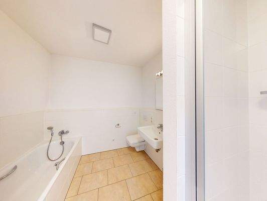 Badezimmer mit separater Badewanne