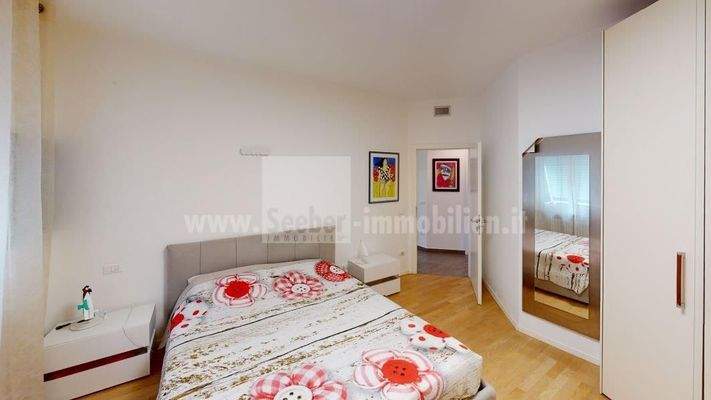 Don-Bosco-Bozen-Bolzano-Vierzimmerwohnung-quadrilocale-hochwertig-Veranda-Badewanne-Dusche-doccia-letzter-Stock-ultimo-piano-Garage