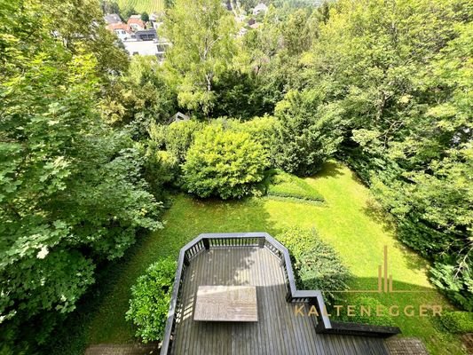 Blick auf die Rückseite des Hauses mit dem Garten