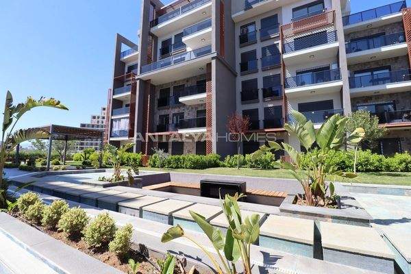 Spacious Flats in a Complex with Pool and Security in Altintas