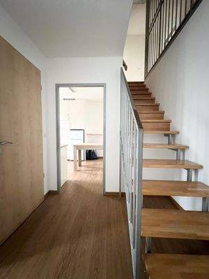 Treppenaufgang mit Blick in die Küche