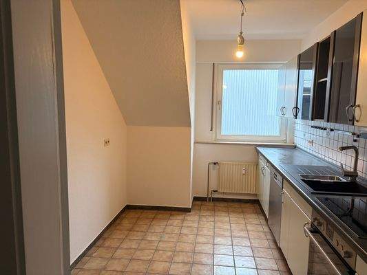 Helle Dachgeschoss-Küche