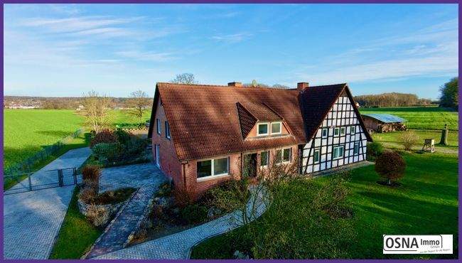 Gebäudeansicht linker Klinkerbau