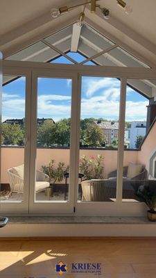 Großes Wohnzimmerfenster zur Loggia