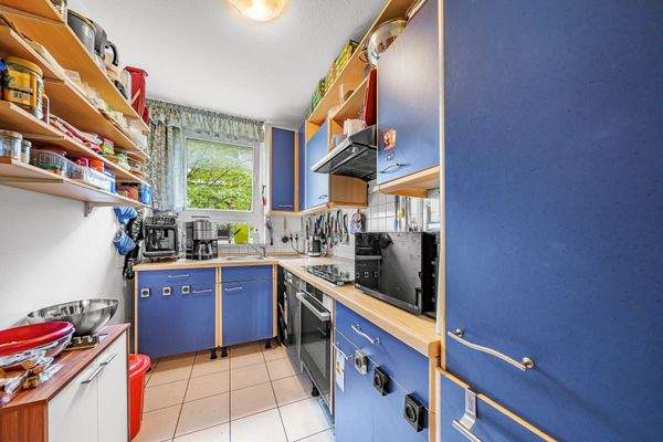 Küche möbliert, mit Fenster