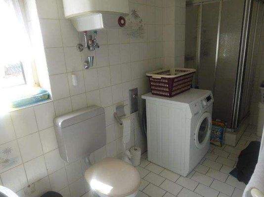 Badezimmer mit Dusche im EG