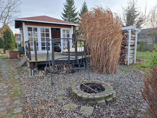 Badzuber, Poolhaus und Feuerstelle