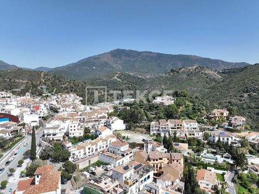 Properties Surrounded by Nature, Close to All Amenities in Benahavís