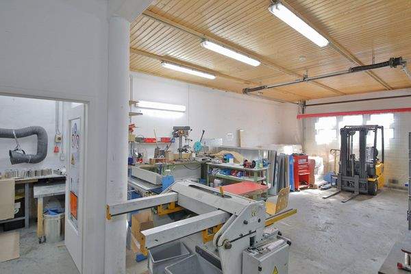 Lagerhalle mit Büro und Außenfläche