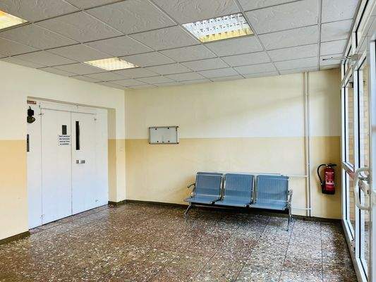 Eingangsfoyer mit Aufzug