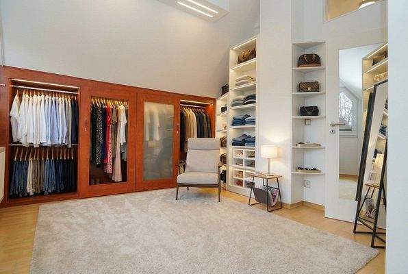 Blumenauer (c) - Ankleide (KI verbessert)