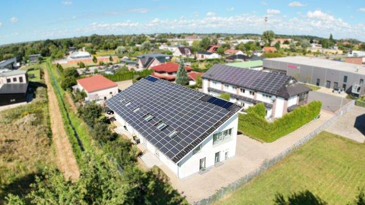 Modernes Wohn-Geschäftshaus