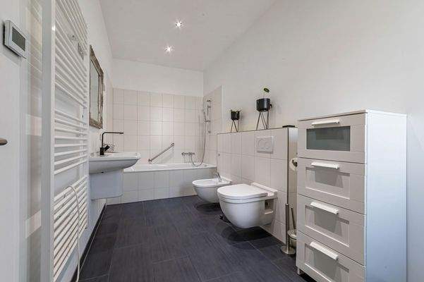 1 OG: Bad en Suite TGL mit Wanne 