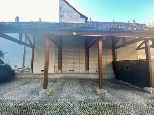 Überdachter Stellplatz mit Abstellraum