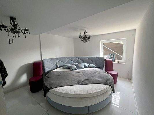 Schlafzimmer mit luxuriösem Bett