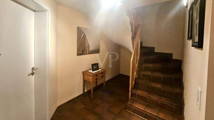 geschlossene, geflieste Treppe zum UG