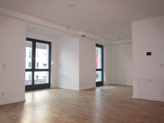 Wohn-Ess-Kochbereich mit Erker und Balkon