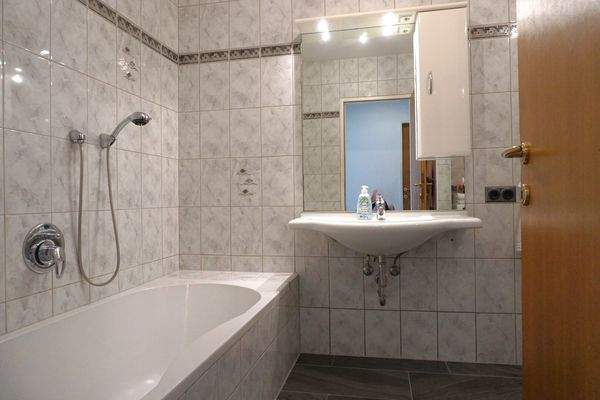 Badezimmer mit Badewanne und Dusche