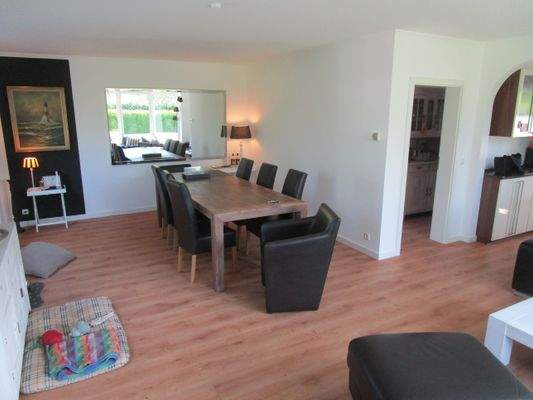 167. Wohnzimmer mit Essbereich im EG. des Hauses..