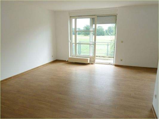 Blick Wohnbereich mit Balkon