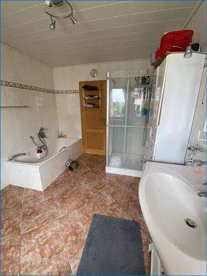 Bad mit Badewanne und Dusche 