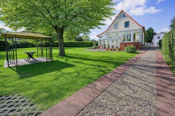 Blick vom Garten (KI bearbeitet)