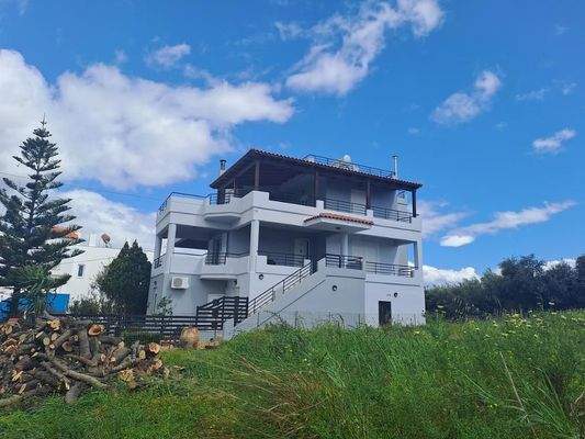 Große Villa mit offenem Meerblick und vier Mietwohnungen