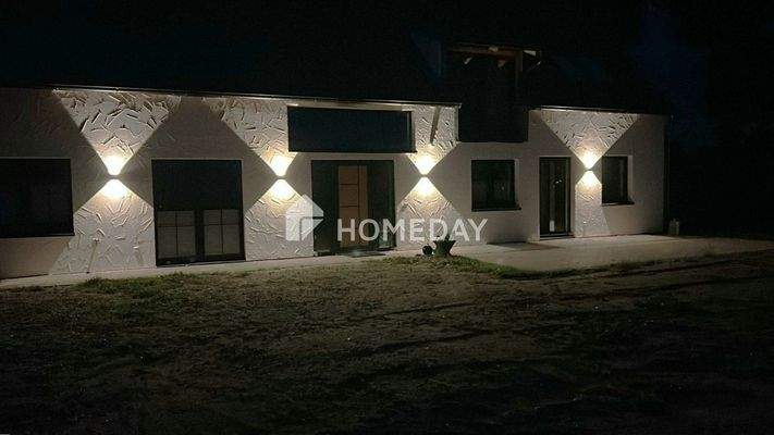 Außen mit Beleuchtung  vorne