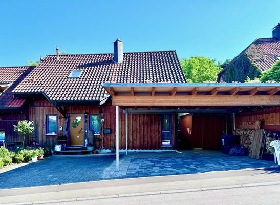 Außenansicht mit 2 Carport-Stellplätzen