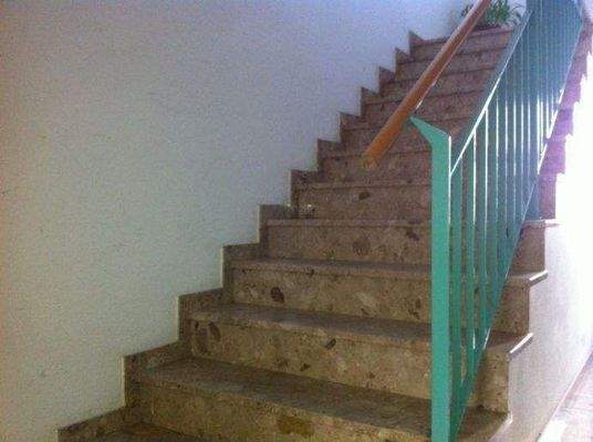 Innentreppe zu den einzelnen Wohnungen