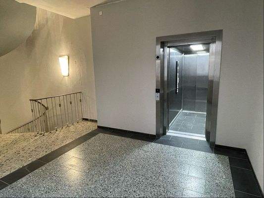 ob Personenaufzug ...