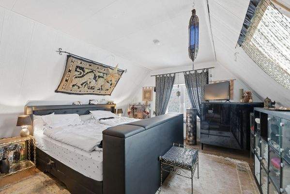 Gemütlicher Schlafbereich mit Fenster zum Garten