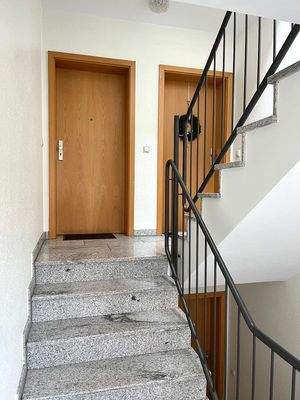 Treppenhaus mit Wohnungseingang