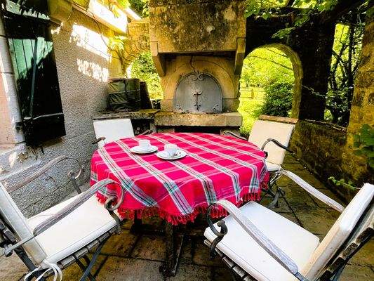 Aussen Ess- und Grillplatz.jpg