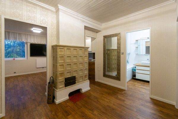 Vorraum mit praktischem Kachelofen