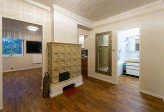 Vorraum mit praktischem Kachelofen