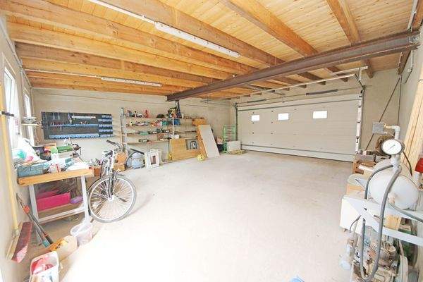 Doppelgarage mit elektrischem Tor