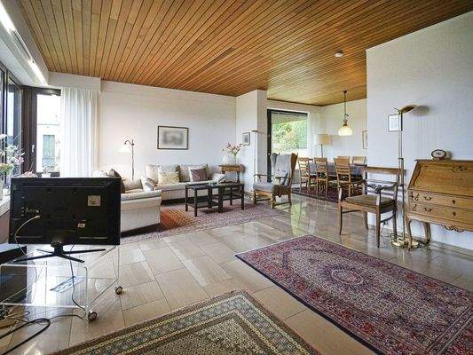 in den geräumigen Wohn- und...