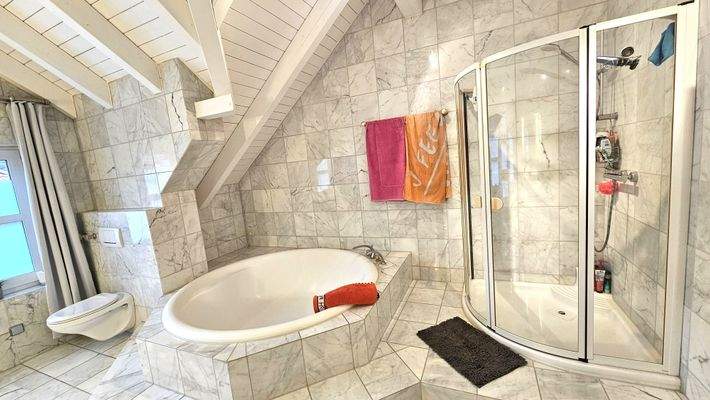 Großzügiges und lichtdurchflutetes
Badezimmer