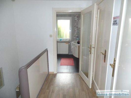 Flur Obergeschoss mit Blick Richtung Bad