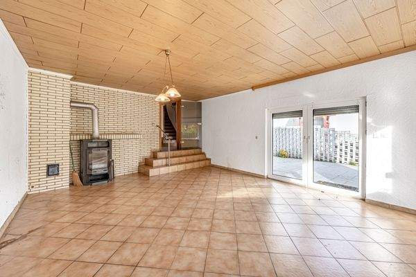 Großzügiger Wohnbereich mit Kamin