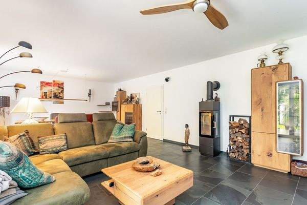 Wohn- und Essbereich mit Kamin