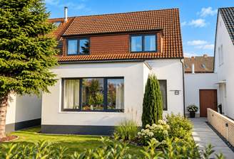 Modernes Haus mit üppigem Garten