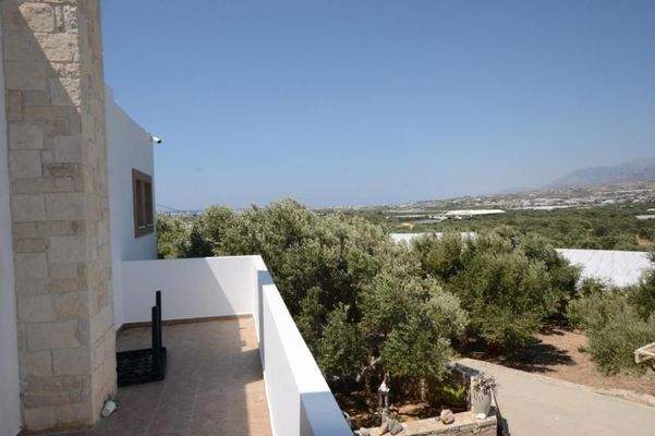 Freistehende Villa mit drei Schlafzimmern und Gästeapartment, Olivenhain und Pool