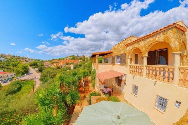 Fassade mit Panoramablick auf Umgebung