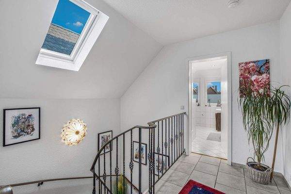 Flurbereich mit Dachfenster im Dachgeschoss