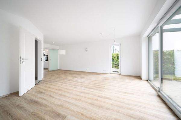 Wohnzimmer mit Blick in die Küche